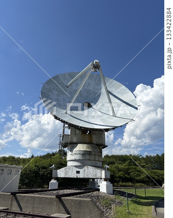「青空にそびえる大型パラボラアンテナ｜宇宙通信・衛星通信設備」 133422884