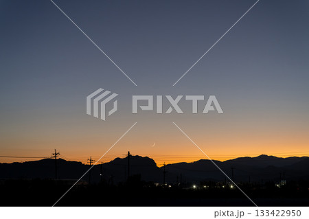 山の向こうに見える夕焼け 山の向こうに見える夕焼け 133422950