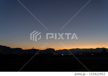 山の向こうに見える夕焼け 山の向こうに見える夕焼け 133422952