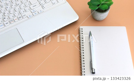 教育イメージ　筆記用具とパソコン　16:9 133423326