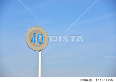 色褪せた最高速度の道路標識と青色 133423390