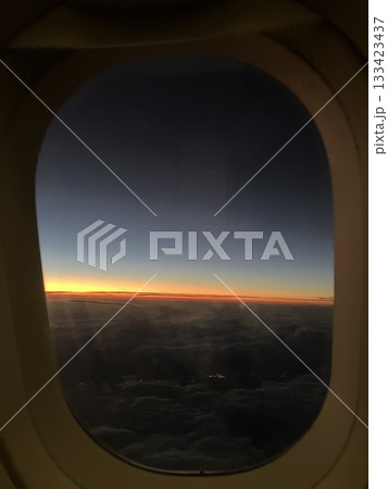 飛行機から見た夕焼け 飛行機から見た夕焼け 133423437