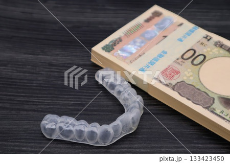 歯の矯正費用をイメージ 歯の矯正費用をイメージ 133423450