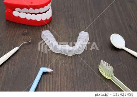 歯のマウスピースと模型と道具 133423459