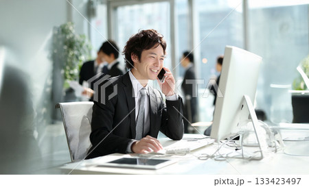 オフィスで働くビジネスマン オフィスで働くビジネスマン 133423497