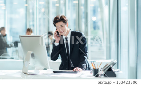 オフィスで働くビジネスマン 133423500