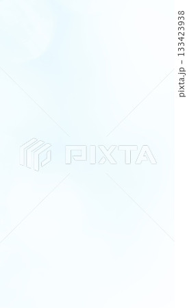 ふんわりキラキラ　玉ボケ　淡いグラレーション背景　水色ブルー 133423938