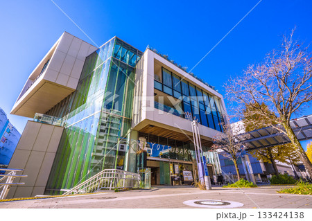 日本の横浜都市景観11月22日。センター北駅前、商業施設「ヨツバコ」などを望む 133424138