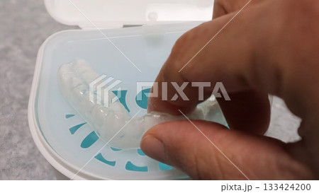 ケースにマウスピースを置く人物 ケースにマウスピースを置く人物 133424200