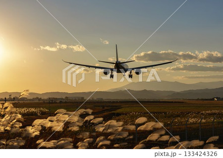 夕暮れの仙台空港 着陸中の飛行機 宮城県名取市 夕暮れの仙台空港 着陸中の飛行機 宮城県名取市 133424326