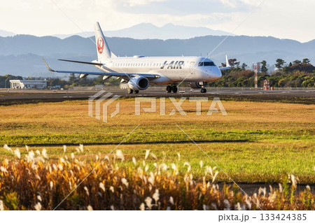 夕暮れの仙台空港　離陸中の飛行機　宮城県名取市 133424385