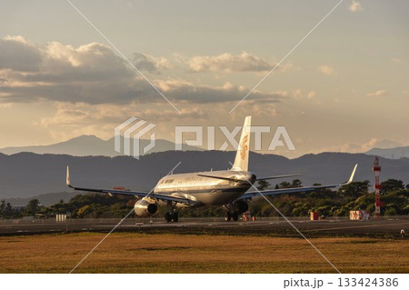 夕暮れの仙台空港　離陸中の飛行機　宮城県名取市 133424386