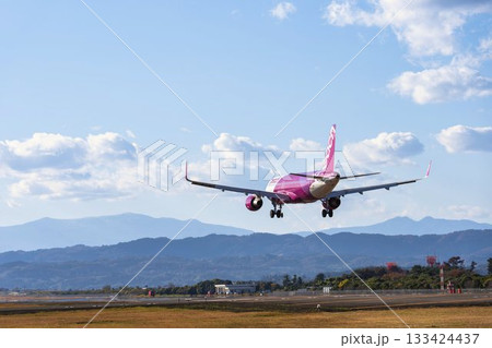 秋の仙台空港　着陸中の飛行機　宮城県名取市 133424437