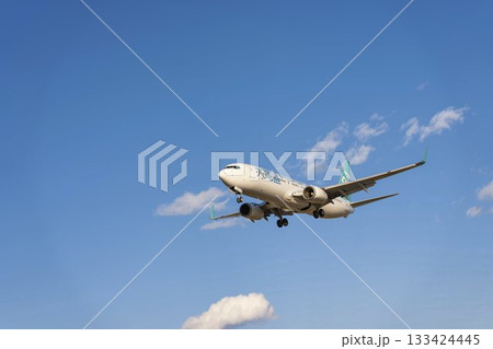 秋の仙台空港 着陸中の飛行機 宮城県名取市 秋の仙台空港 着陸中の飛行機 宮城県名取市 133424445