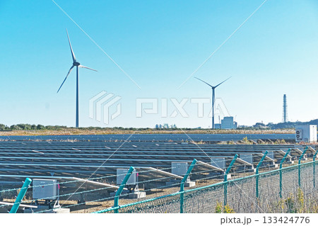 南相馬市の太陽光発電所と風力発電所（秋、十一月） 133424776