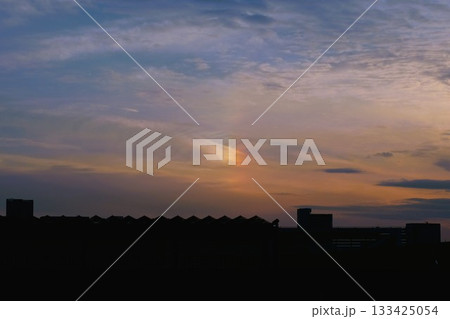 夕焼け空と彩雲 133425054
