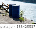 海とドラム缶 133425537