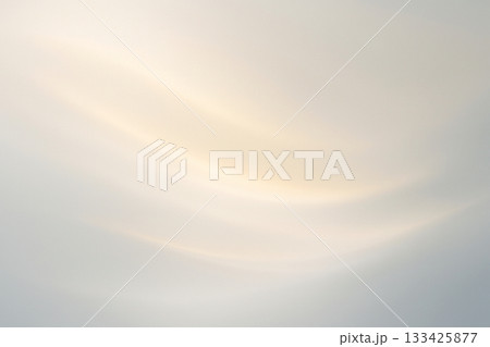 白とゴールドの光が流れるように重なる穏やかで上品な抽象背景 133425877