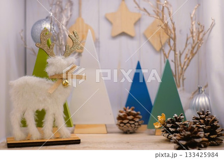 トナカイとクリスマスツリーの背景 133425984