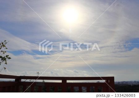 展望台からの眺め 柵 雲の多い空 太陽 展望台からの眺め 柵 雲の多い空 太陽 133426003