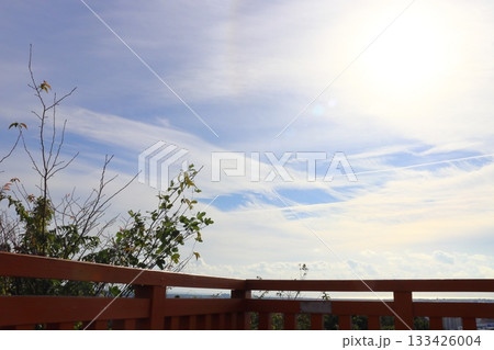 展望台からの眺め 柵 雲の多い空 太陽 展望台からの眺め 柵 雲の多い空 太陽 133426004
