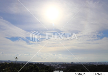 展望台からの眺め 雲の多い空 太陽 展望台からの眺め 雲の多い空 太陽 133426005
