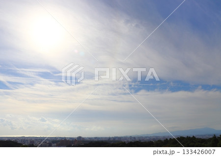 展望台からの眺め 雲の多い空 太陽 展望台からの眺め 雲の多い空 太陽 133426007
