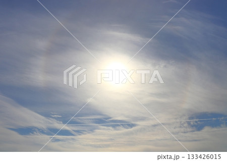 太陽 日暈 雲 空のみ 太陽 日暈 雲 空のみ 133426015