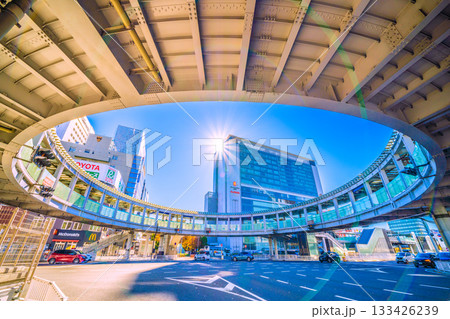 日本の横浜都市景観　横浜駅やJR新横浜駅北口と横浜環状2号線を跨ぐ円形歩道橋などを望む。希望の光 133426239
