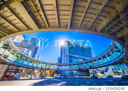 日本の横浜都市景観 JR新横浜駅北口と横浜環状2号線を跨ぐ円形歩道橋などを望む。希望の光 日本の横浜都市景観 JR新横浜駅北口と横浜環状2号線を跨ぐ円形歩道橋などを望む。希望の光 133426240
