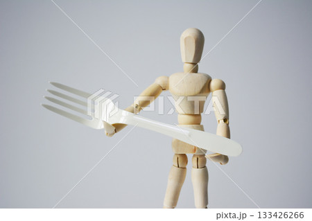 フォークを持つデッサン人形 133426266