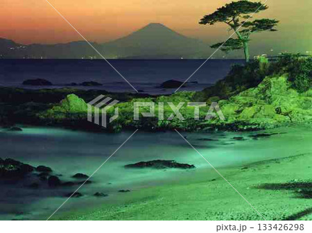 夕闇迫る立石海岸と富士山遠望 夕闇迫る立石海岸と富士山遠望 133426298