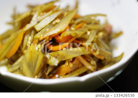 小鉢に入れられた、きんぴらごぼう 133426530