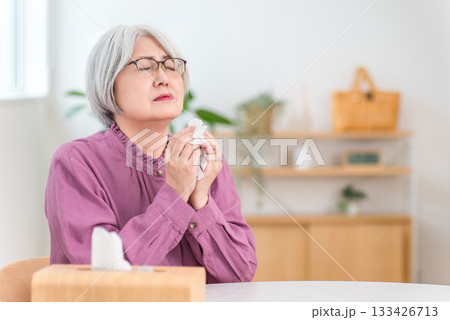 花粉症,鼻炎で鼻を噛むシニアのアジア人女性（スギ花粉,ヒノキ花粉,アレルギー性鼻炎） 133426713