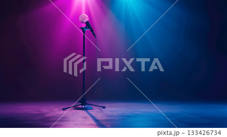 マイクスタンドとカラフルなライティングのステージ 133426734