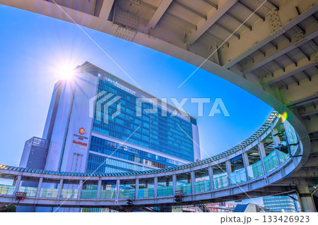 日本の横浜都市景観　横浜駅やJR新横浜駅北口と横浜環状2号線を跨ぐ円形歩道橋などを望む。希望の光 133426923