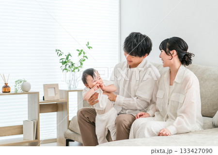 マイホームのリビングで赤ちゃんと過ごす若いファミリー,家族 マイホームのリビングで赤ちゃんと過ごす若いファミリー,家族 133427090