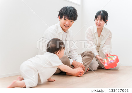 リビングで子供赤ちゃんと遊ぶ親子,家族,ファミリー,夫婦 133427091
