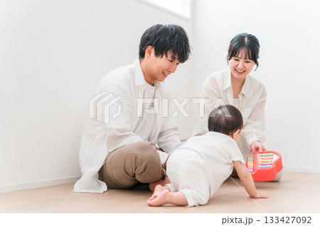 リビングで子供赤ちゃんと遊ぶ親子,家族,ファミリー,夫婦 133427092