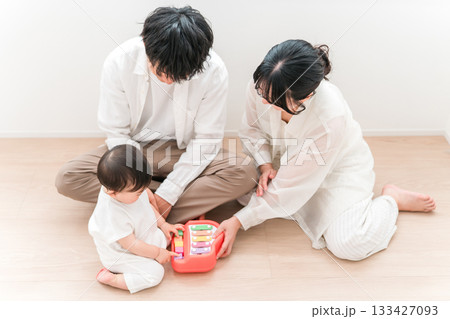 リビングで子供赤ちゃんと遊ぶ親子,家族,ファミリー,夫婦 リビングで子供赤ちゃんと遊ぶ親子,家族,ファミリー,夫婦 133427093