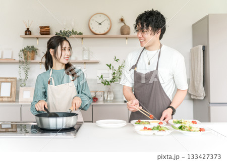 キッチンで料理をする男女・夫婦・カップル・恋人(新婚・同棲) キッチンで料理をする男女・夫婦・カップル・恋人(新婚・同棲) 133427373