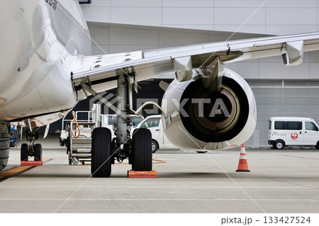 出発を待つ飛行機 133427524