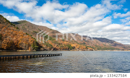 紅葉した山と湖 木崎湖 長野県大町市 紅葉した山と湖 木崎湖 長野県大町市 133427584