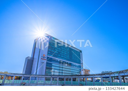 日本の横浜都市景観　横浜駅やJR新横浜駅北口と横浜環状2号線を跨ぐ円形歩道橋などを望む。希望の光 133427644