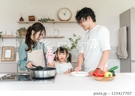 キッチンにいる親子,ファミリー,家族(クッキング,マイホーム) キッチンにいる親子,ファミリー,家族(クッキング,マイホーム) 133427707
