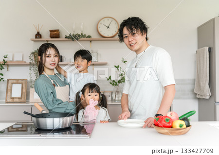 キッチンにいる親子,ファミリー,家族(クッキング,マイホーム) キッチンにいる親子,ファミリー,家族(クッキング,マイホーム) 133427709