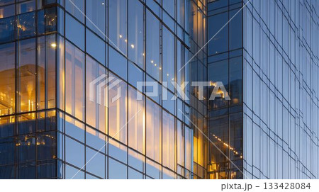 夕暮れに反射するガラスファサードの都市外観 夕暮れに反射するガラスファサードの都市外観 133428084
