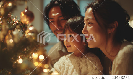 クリスマスツリーの飾りつけ 133428276