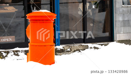 冬の北海道小樽市の街並み風景と赤いポスト 133428986