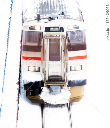 真冬の北海道小樽市にある南小樽駅に到着した列車 真冬の北海道小樽市にある南小樽駅に到着した列車 133429068